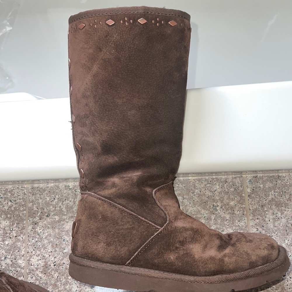 Tall chocolate UGG w heading